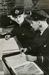 Oficiais de navegação do BOAC que elaboram um plano de voo, Segunda Guerra Mundial, c1939-c1944 1946. de Unbekannt