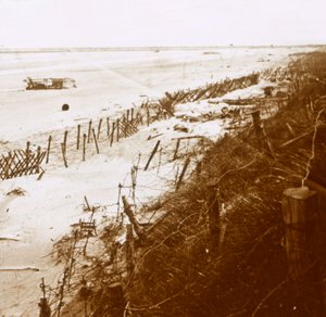 Barreiras de arame farpado na praia, Nieuwpoort-Bad, Flandres, Bélgica, c1914-c1918 de Unbekannt