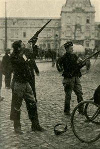 Ciclistas militares belgas atirando em um avião alemão, Primeira Guerra Mundial, 1914-1918, c1920. de Unbekannt