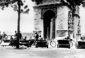 Táxis de bicicleta na Place dEtoile, perto do Arco do Triunfo, Paris ocupada pela Alemanha, agosto de 1943 de Unbekannt