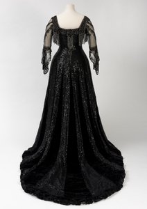 Vestido de noite preto de comprimento total usado pela Rainha Alexandra, com decoração de missangas e lantejoulas e incorporando a assinatura da Rainha Alexandra em seda preta e fita com letras douradas, feita pela Barolet of Knightsbridge, Londres 1908-19 de Unbekannt