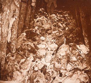Corpos em túneis sob o Monte Cornillet, Champagne, norte da França, c1917 de Unbekannt