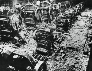 Danos com bombas em uma fábrica da Renault, Sevres, Paris, 4 de abril de 1943 de Unbekannt