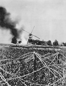 Bombardeio de um moinho de vento com cascas incendiárias, Artois, França, Primeira Guerra Mundial, 1915 de Unbekannt