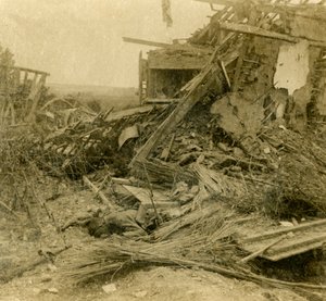 Edifício bombardeado, corpo de soldado morto em primeiro plano, 1916 de Unbekannt