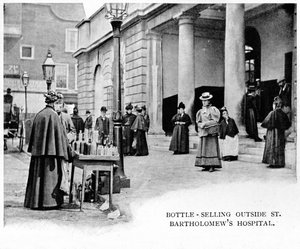 Venda de garrafas fora do Hospital St Bartholomews, Londres, c1903 1903 de Unbekannt