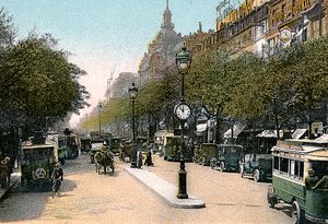 Boulevard des Italiens, Paris, com carros e ônibus na rua, c1900 de Unbekannt