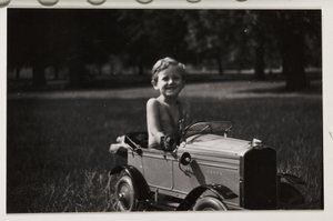 Rapaz a conduzir um carrinho de brincar com pedal, c 1930 de Unbekannt