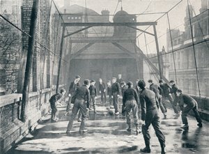 Meninos jogando futebol no telhado da escola de coro da Catedral de St Pauls, Londres, c1901 1901 de Unbekannt
