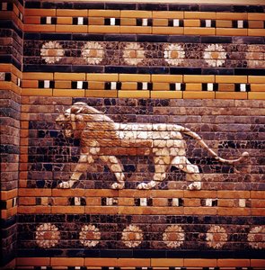 Relevo de tijolo de um leão nas paredes do Caminho Sagrado que leva ao Portão de Ishtar, Babilônia, c580 aC de Unbekannt