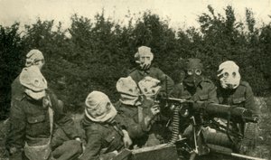 ... Seção de metralhadora britânica usando máscaras anti-gás, Primeira Guerra Mundial, 1914-1918, c1920. de Unbekannt