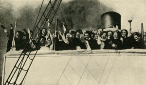 Enfermeiras da Cruz Vermelha Britânica a caminho da frente, Primeira Guerra Mundial, 1914, c1920. de Unbekannt