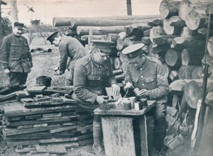 Engenheiros britânicos com a Força Expedicionária fazendo granadas de latas de tabaco, c1914 de Unbekannt