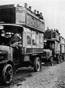 Tropas britânicas sendo transferidas para uma parte nova da linha por ônibus, 1915 de Unbekannt