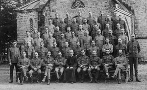 Tropas britânicas do lado de fora da igreja da guarnição, Chakrata, 1917 de Unbekannt