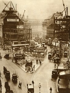Trabalhos de construção no Piccadilly Circus em Londres, 1926, 1935. de Unbekannt