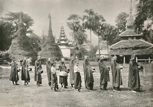 Phoongyies birmaneses que coletam esmolas, 1900. de Unbekannt