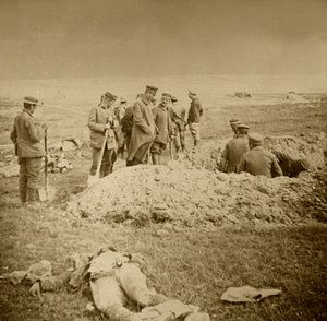 Enterrar corpos, Sainte-Marie-à-Py, norte da França, c1914-c1918. de Unbekannt