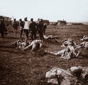Enterro de corpos, Sainte-Marie-à-Py, norte da França, c1914-c1918 de Unbekannt