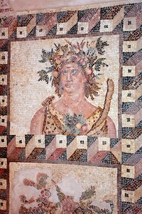 Busto da Primavera - Detalhe do painel das Quatro Estações - Mosaicos de Paphos, Casa de Dionysos - Fim do Século II d.C. - Chipre - Personification du Printemps - Detalhe do mosaico das quatro estações - Mosaicos de Paphos, Casa de Dionysos - Fim do Sécul de Unbekannt