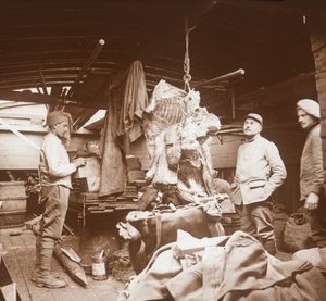 Açougues em uma barcaça, Somme, norte da França, c1914-c1918 de Unbekannt