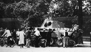 Espectadores examinando um tanque abandonado na Rue de Medicis, libertação de Paris, agosto de 1944 de Unbekannt