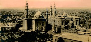 Cairo: Vista geral e Mesquita do Sultão Hassan, c1918-c1939. de Unbekannt