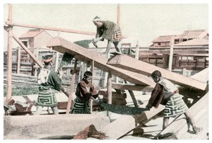 Carpinteiros no trabalho, Japão, 1904 de Unbekannt