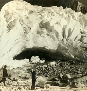 Boca cavernosa da enorme geleira Brigsdal, onde o gelo derretido forma torrentes nas montanhas, Noruega, c1905. de Unbekannt