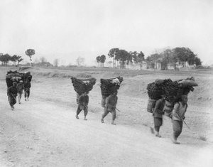 Portadores de carvão vegetal no caminho para Pequim, China, final do século XIX ou início do século XX de Unbekannt