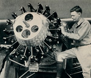 Charles Lindbergh verificando o motor de sua aeronave antes de seu vôo transatlântico, 1927 c1937 de Unbekannt
