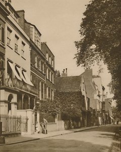 Cheyne Walk, uma estrada recatada com vista para o rio, é rica em memórias, c1935. de Unbekannt