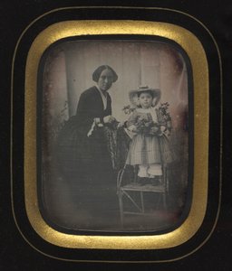 Criança em pé em uma cadeira segurando flores, com a mãe, c. 1855 de Unbekannt