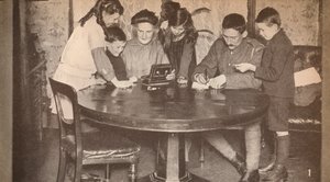 Crianças esvaziando suas caixas de dinheiro para investir em empréstimos de guerra, c1917, 1935 de Unbekannt