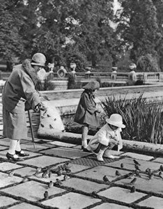 Crianças alimentando os pardais no Hyde Park, Londres, 1926-1927 de Unbekannt