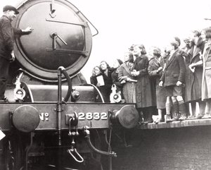 Crianças a olhar para uma locomotiva a vapor, 3 de Março de 1936 de Unbekannt
