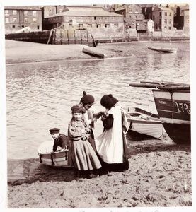 Crianças brincando à beira da água, Whitby Harbour, c 1905 de Unbekannt
