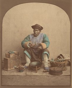 [Homem chinês sentado com ferramentas], década de 1870. de Unbekannt