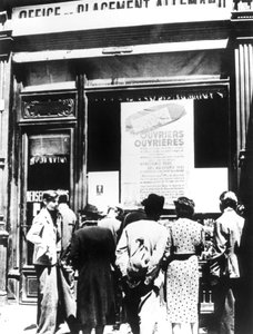 Cidadãos de Paris fora de um escritório de recrutamento de trabalho alemão, 1940-1944 de Unbekannt