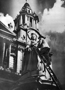 Limpar a estátua da rainha Ana como parte das celebrações do jubileu de prata do rei George Vs, 1935 de Unbekannt