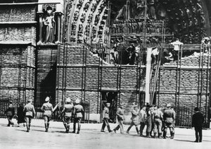 Limpeza da proteção de sacos de areia da fachada de Notre Dame, Paris ocupada pela Alemanha, 1940 de Unbekannt