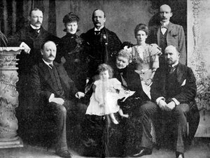 Coronel Robert Baden-Powell e sua mãe, irmã e quatro irmãos, 1900. de Unbekannt