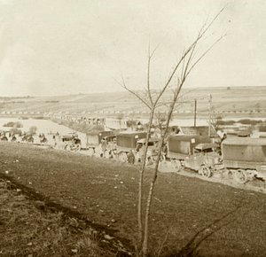 Coluna de caminhões no Voie Sacrée, Verdun, norte da França, c1914-c1918. de Unbekannt