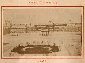 Comuna de Paris (1871): vista do Palais des Tuileries em Paris antes do incêndio de Maio de 1871. Fotografia de Pierre Pepetit. Impressão em papelão, Dim. 9x5,4 cm de Unbekannt