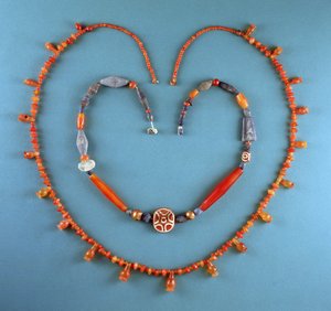 Colar Corneliano de Tell Farah (Sul), Israel, c.1300 a.C.; Lapis Lazuli, cornelian e colar de cornelian de Kish, Iraque, c.2500 a.C. (pedras preciosas) de Unbekannt