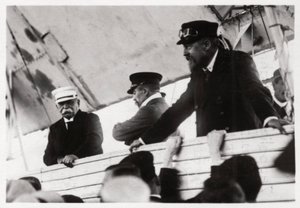 Conde Zeppelin e Dr. Eckener em uma gôndola Zeppelin, Schwaben, Alemanha, c1908-1917 1933 de Unbekannt
