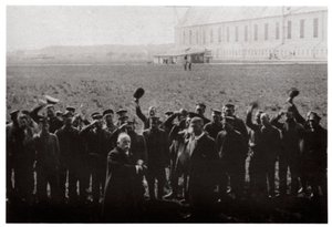 Conde Zeppelin saudado por membros da frota do dirigível naval, Alemanha, 1914-1917 1933 de Unbekannt