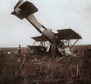 Avião caiu, Tracy-le-Val, norte da França, c1914-c1918 de Unbekannt