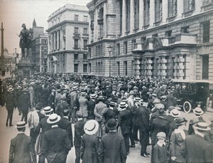 Multidão esperando do lado de fora do Departamento de Guerra na manhã anterior à guerra ser declarada, 1914 de Unbekannt
