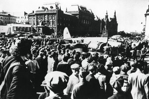 Multidões em torno de um bombardeiro alemão derrubado em exposição na Praça Sverdlov, Moscou, 1941 de Unbekannt